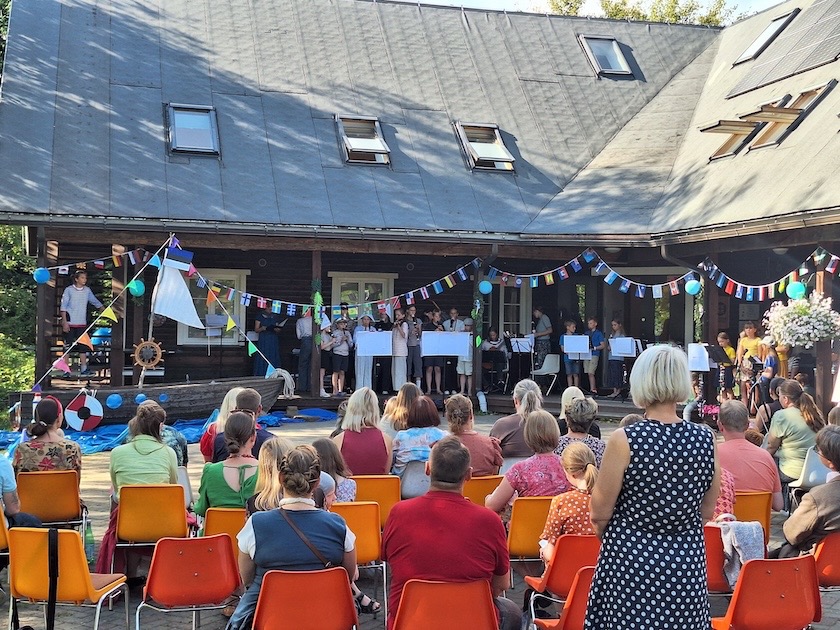 2025. aasta laste plokkflöödi suvekooli etendus "Laul meretuultest" Saku Talus. Foto: Sten Luik